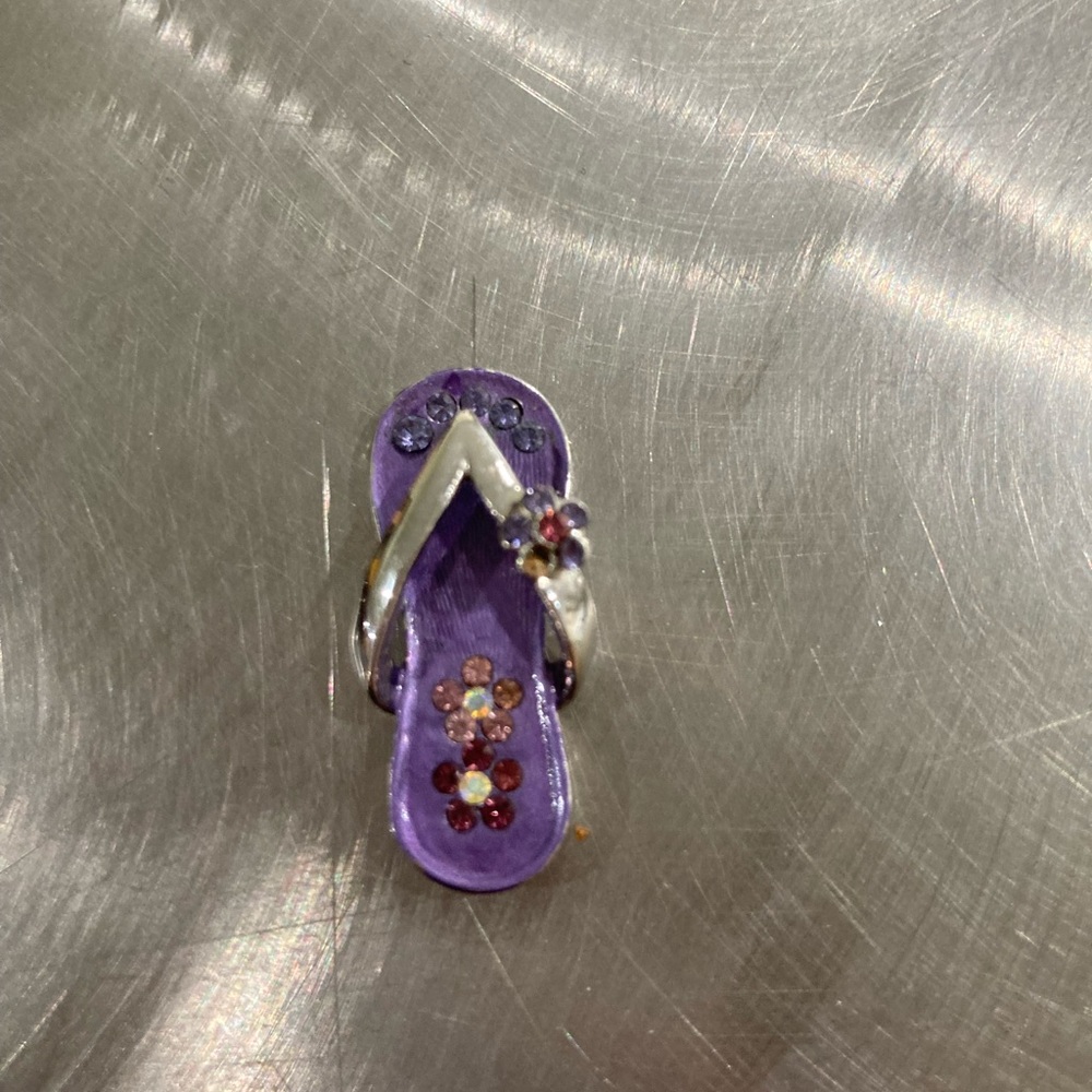 Purple flower flip flop pendant - Picture 1 of 3